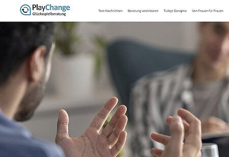 PlayChange im komplett neuen Look

Wir haben unsere Website für die Online-Beratung komplett überarbeitet.

Jetzt ansehen: https://playchange.de

Die digitale Beratung der Fachstellen der Landesstelle Glücksspielsucht in Bayern (LSG) präsentiert sich nun klarer und übersichtlicher. Menschen mit Glücksspielproblemen erhalten hier unkompliziert, anonym und datenschutzkonform Unterstützung – sowohl zur ersten Orientierung als auch für eine längerfristige Begleitung.

Seit November 2025 erfolgt die Beratung über die bundesweite Plattform DigiSucht. Dort ist PlayChange als eigene digitale Beratungsstelle vertreten. Die Website informiert über alle Angebote sowie über Zugangs- und Kontaktmöglichkeiten. Dank der Neugestaltung sind die Abläufe jetzt leicht verständlich dargestellt.

Ratsuchende können Nachrichten schreiben und flexibel mit ihrer Beratungsperson in Kontakt bleiben oder Termine vereinbaren. Für Gespräche stehen verschiedene Formate zur Wahl: Web-Telefonie, Video oder Text-Chat. Individuelle Wünsche – etwa eine Beratung von Frau zu Frau oder auf Türkisch – werden berücksichtigt. Außerdem bietet die Seite Informationen zu weiteren Angeboten der LSG und beantwortet häufige Fragen.

Bei Glücksspielproblemen gilt: Zögern Sie nicht – schreiben Sie uns: https://playchange.de