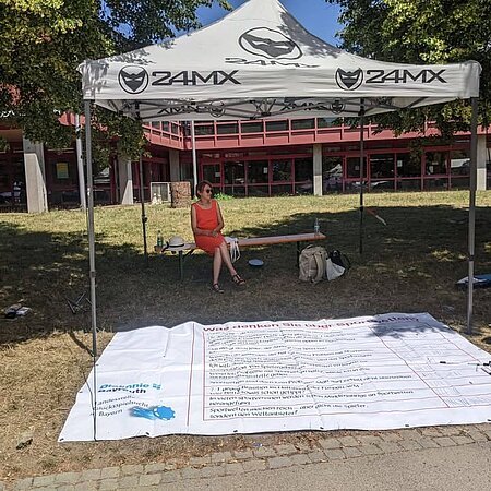 Trotz 34 Grad: Glücksspielprävention erreicht Studierende in Bayreuth

Am vergangenen Donnerstag war unsere Kollegin Gunhild Scheidler von der Fachstelle Glücksspielsucht beim Gesundheitstag der Uni Bayreuth im Einsatz – und das bei hochsommerlichen 34 Grad im Schatten!

Trotz der Konkurrenz durch das nahegelegene Freibad war das Interesse groß:
- rund 190 Markierungen auf unserer interaktiven Bodenplane
- über 60 Studierende setzten sich aktiv mit dem Thema Glücksspiel auseinander
- viele persönliche Gespräche und Fragen rund um Glücksspiel und Glücksspielsucht

Besonders eindrücklich:
24 Studierende bestätigten die Aussage „Ich kenne jemanden, der ein echtes Problem mit Sportwetten hat.“

Ein starkes Zeichen dafür, wie präsent das Thema auch im studentischen Alltag ist.

Danke, liebe Gunhild, für deinen Einsatz und dafür, dass du das Thema Glücksspiel(sucht) erneut sichtbarer gemacht hast – selbst bei diesen tropischen Temperaturen.

#Glücksspielsucht #Prävention #Gesundheitstag #UniBayreuth #Aufklärung #Suchtprävention