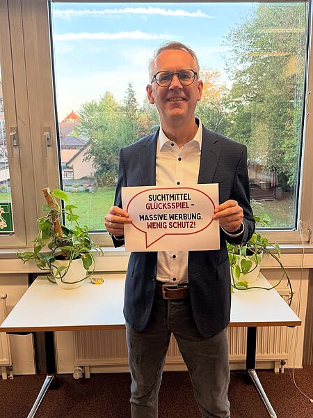 Werbung für Glücksspiel ist allgegenwärtig und vermittelt häufig das Bild vom schnellen Glück.
 
Umso wichtiger ist es, über Risiken aufzuklären und Menschen wirksam zu schützen. Dazu dient der heutige bundesweite Aktionstag gegen Glücksspielsucht.

+++ Suchtmittel Glücksspiel - Massive Werbung. Wenig Schutz! +++

Hast du Fragen zum Thema Glücksspiel und Glücksspielsucht? Oder hast du vielleicht sogar Probleme mit Glücksspielen?
 
Dann kommt zu PlayChange – kompetent, kostenlos und anonym: www.playchange.de

#AktionstagGegenGlücksspielsucht #Glücksspielsucht #MehrSchutzStattWerbung #buwei

Im Bild: Konrad Landgraf, Geschäftsführer der Landesstelle Glücksspielsucht in Bayern und Glücksspielsuchtexperte