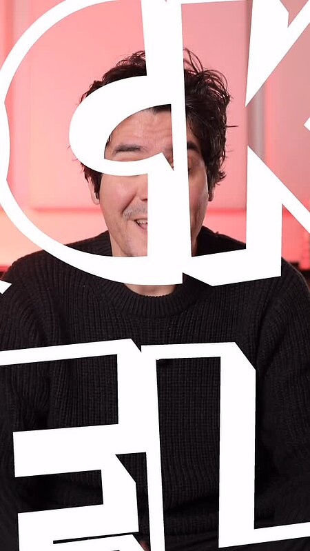 In deutschen Stadien läuft mittlerweile fast nonstop Werbung für Sportwetten. Auf Banden, Trikots, in Apps, Social Media – überall wird geworben. Das nervt nicht nur, sondern birgt echte Gefahren: Werbung verführt zum Mitmachen, verharmlost Risiken und kann Menschen direkt in eine Glücksspielproblematik führen. Unser Video will zeigen, dass diese Entwicklung problematisch ist und dass ein kritischer Blick auf die allgegenwärtige Sportwettenwerbung dringend nötig ist.
Warum Sportwettenwerbung ein Problem ist
Sie ist allgegenwärtig und erreicht vor allem junge Menschen
Sie vermittelt ein verzerrtes Bild von Gewinnchancen
Sie fördert riskantes Verhalten und kann Abhängigkeiten begünstigen
Sie verbindet Glücksspiel mit Emotionen, Idolen und Mannschaften – und macht es so besonders verführend
Unser Ziel
Wir möchten aufklären, sensibilisieren und zeigen: Sport kann begeistern – ganz ohne Glücksspiel.
Für ein gesünderes Umfeld. Für weniger Druck. Für echten Spaß am Spiel.
 
Hast du Probleme mit übermäßigem Glücksspiel? Dann komm zu www.playchange.de.
#gambling #sportwetten #fußball #spielsucht #glücksspielsucht