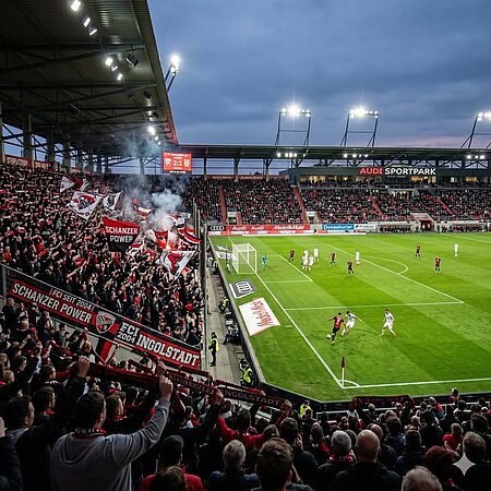 Heimspiel am Samstag beim FC Ingolstadt! ⚫️  

Beim Duell gegen den VfL Osnabrück findet gleichzeitig der Schanzengeber‑Spieltag statt. 

Denn: Die Ingolstädter sind ja bekanntlich die Schanzer 

Unsere  Kollegin Marie Lehner von der Fachstelle Glücksspielsucht der Caritas Ingolstadt ist von 12–14 Uhr mit einem Infostand vor Ort. Sie informiert über Beratungsmöglichkeiten und steht für Fragen rund um das Thema Glücksspielsucht zur Verfügung.

 Weitere Infos  gibt es hier:

https://www.fcingolstadt.de/schanzengeber-spieltag-fciosn2526/

KI-generiertes Bild