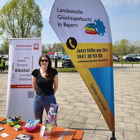 Glücksspielprävention beim Spieltag des FC Ingolstadt 04

Der "SchanzenGeber"-Spieltag des FC Ingolstadt 04 steht traditionell im Zeichen von sozialem Engagement, gesellschaftlicher Verantwortung und Prävention. Auch beim Heimspiel gegen den VfL Osnabrück am 18. April 2026 wurde dieses Selbstverständnis sichtbar - unter anderem, indem das Thema Glücksspiel und Glücksspielsucht eingebunden wurde. Konkret bot Marie Lehner von der Fachstelle Glücksspielsucht der Caritas-Suchtambulanz Ingolstadt Beratung und Aufklärung direkt am Stadiongelände an. 

Besucherinnen und Besucher konnten sich dort über Risiken von Glücksspiel, Warnsignale problematisches Verhalten sowie konkrete Hilfsangebote informieren. Dieses Angebot richtete sich bewusst niedrigschwellig an alle Fans - unabhängig davon, ob bereits ein Problembewusstsein besteht oder nicht.

Die Einbindung von Glücksspielprävention in einen Fußballspieltag ist vor dem Hintergrund wachsender gesellschaftlicher Relevanz des Themas zu sehen. "Insbesondere Online-Glücksspiel hat in den vergangenen Jahren an Bedeutung gewonnen, während gleichzeitig Beratungsstellen einen steigenden Bedarf an Unterstützung melden", informiert Marie Lehner. Sie freut sich, dass das Thema Glücksspielsucht beim "SchanzenGeber"-Spieltag "als bewusst integriertes Präventionsthema behandelt wird" und ergänzt: "Durch Informationsstände und persönliche Beratung wird ein wichtiger Beitrag zur Sensibilisierung geleistet."